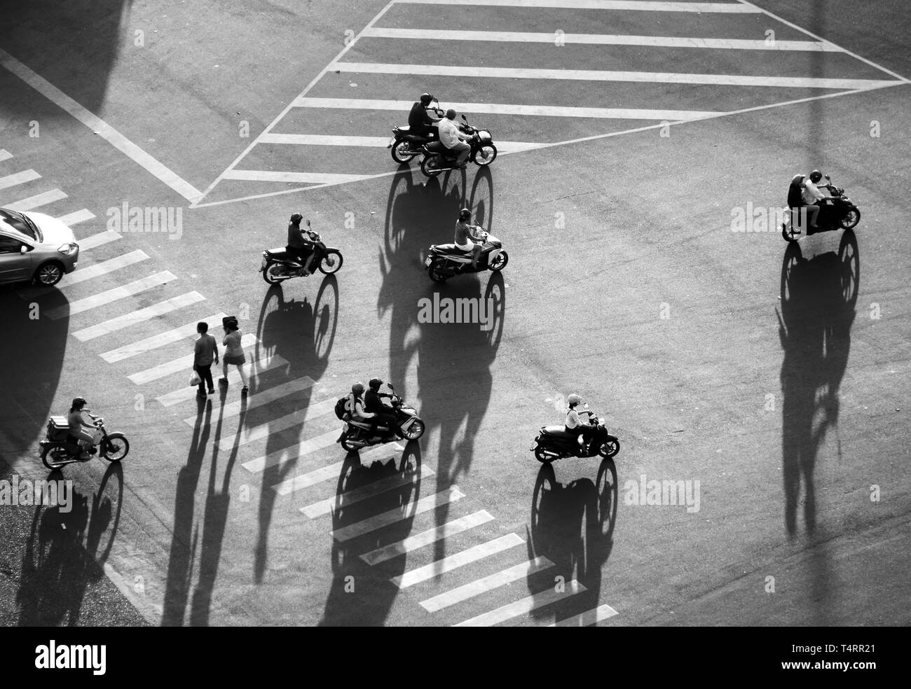 Erstaunlich hohes Ansehen street der asiatischen Stadt, vietnamesische Volk Verkehr, Motorrad, Auto, Wandern, Schatten auf Fahrbahn eindruck Übersicht Stockfoto