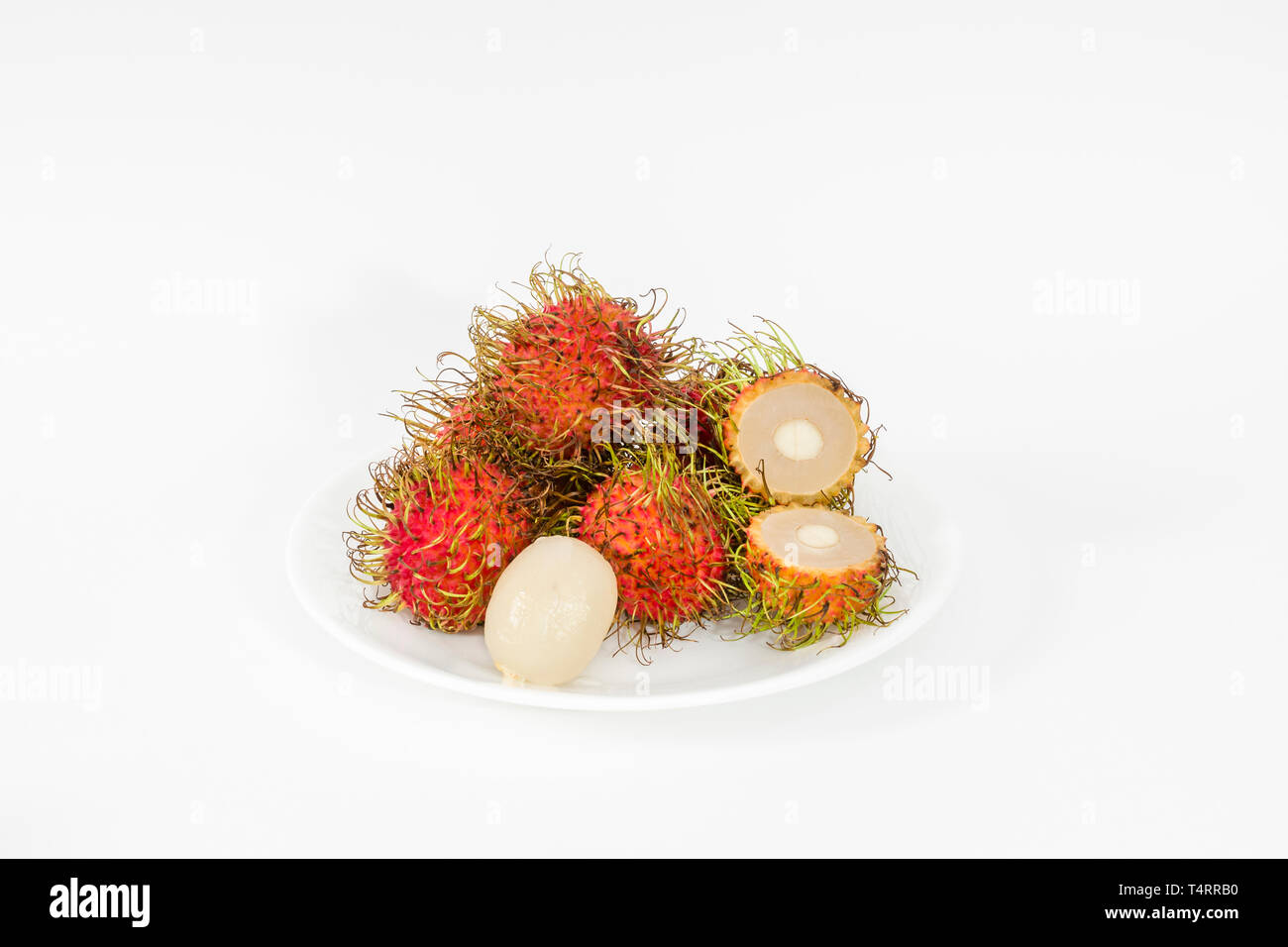 Platte der Früchte Rambutan (Nephelium lappaceum) auf weißem Hintergrund Stockfoto