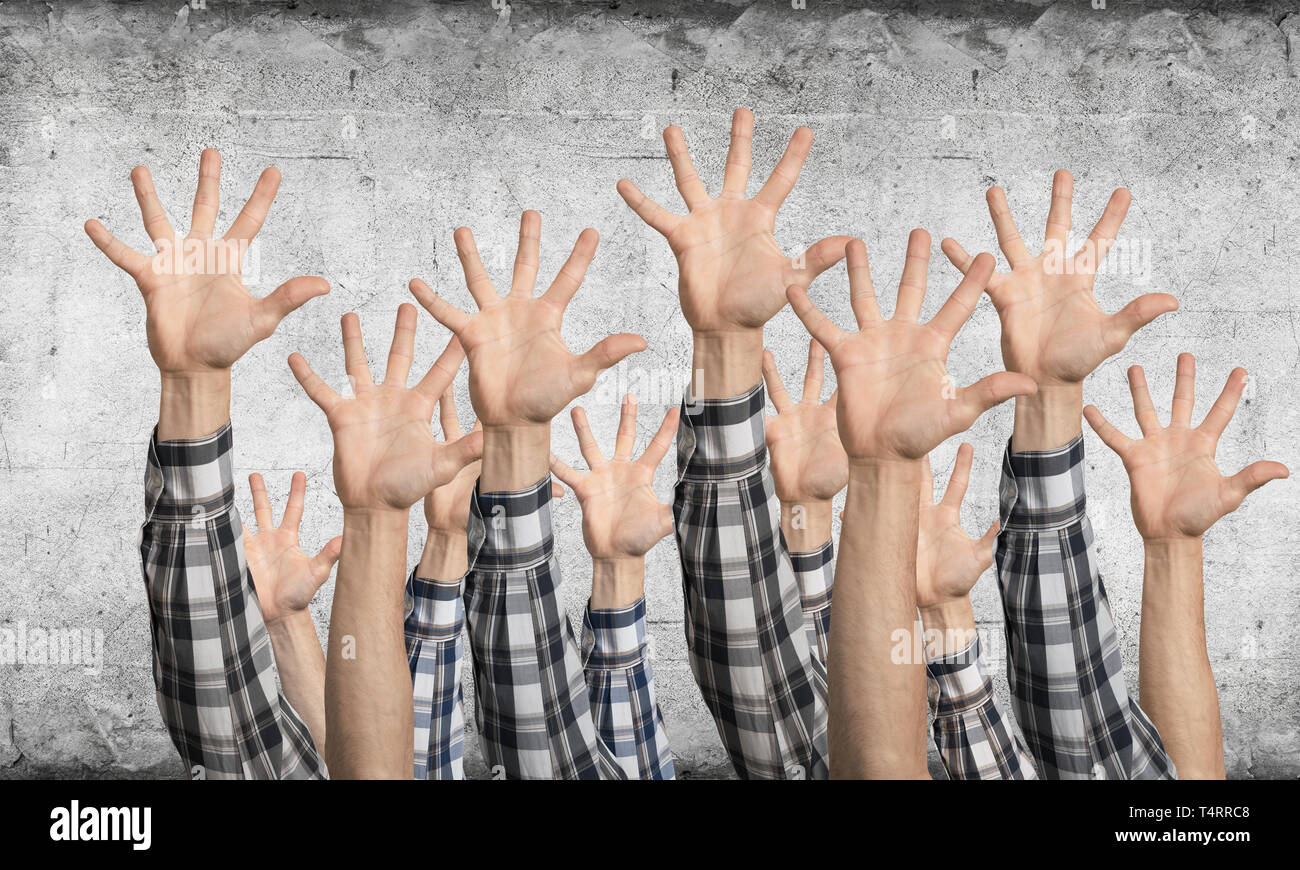 Zeile des Menschen Hand mit fünf Fingern Verbreitung Geste. Hallo oder eine Gruppe von Zeichen helfen. Menschliche Hände gestikulierend auf den Hintergrund der graue Wand. Viele Arme angehoben Stockfoto
