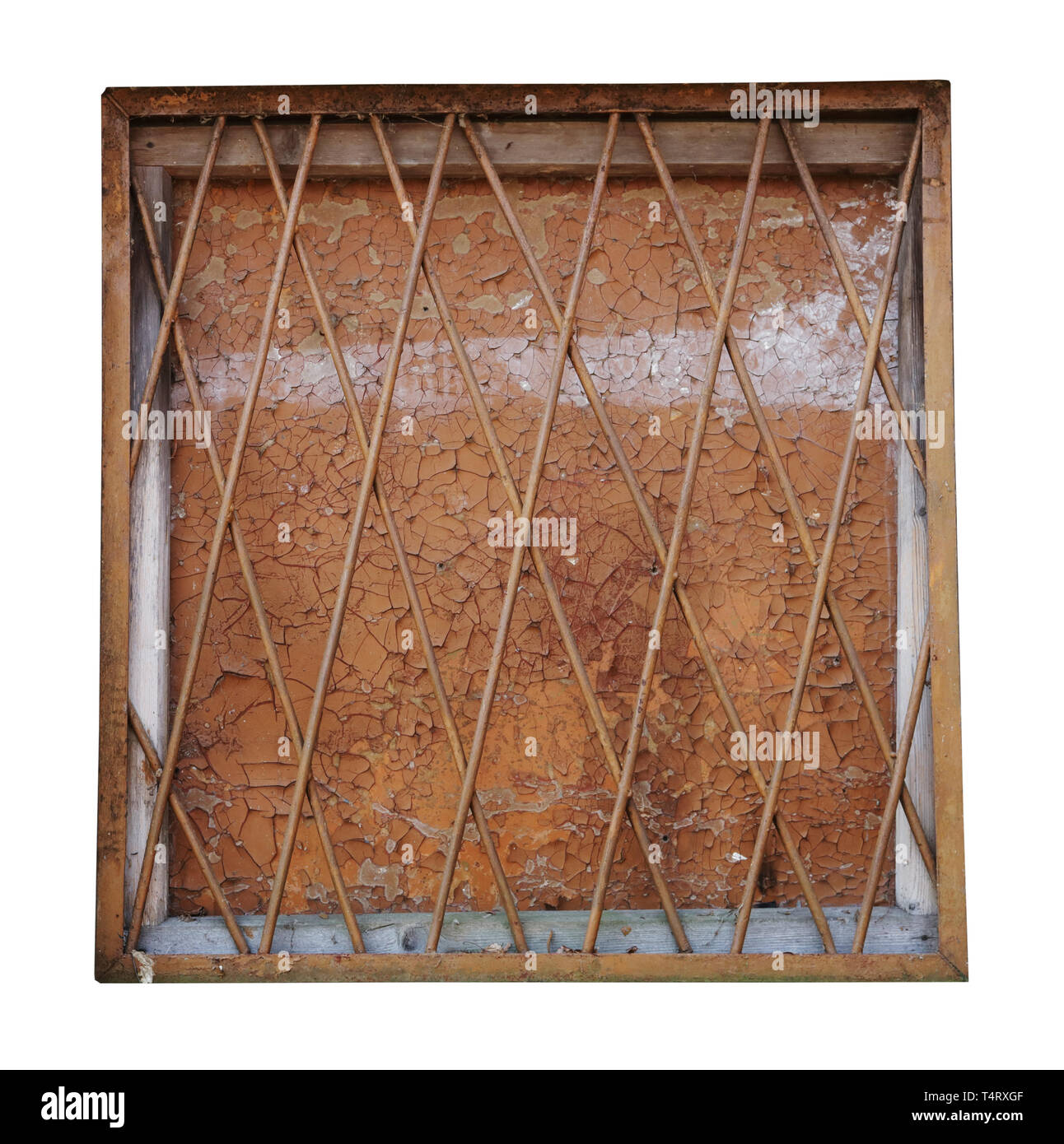 Rechteckiges Fenster geschlossen mit Metallgitter und rissig Sperrholz. Auf weiß Outdoor Objekt isoliert Stockfoto