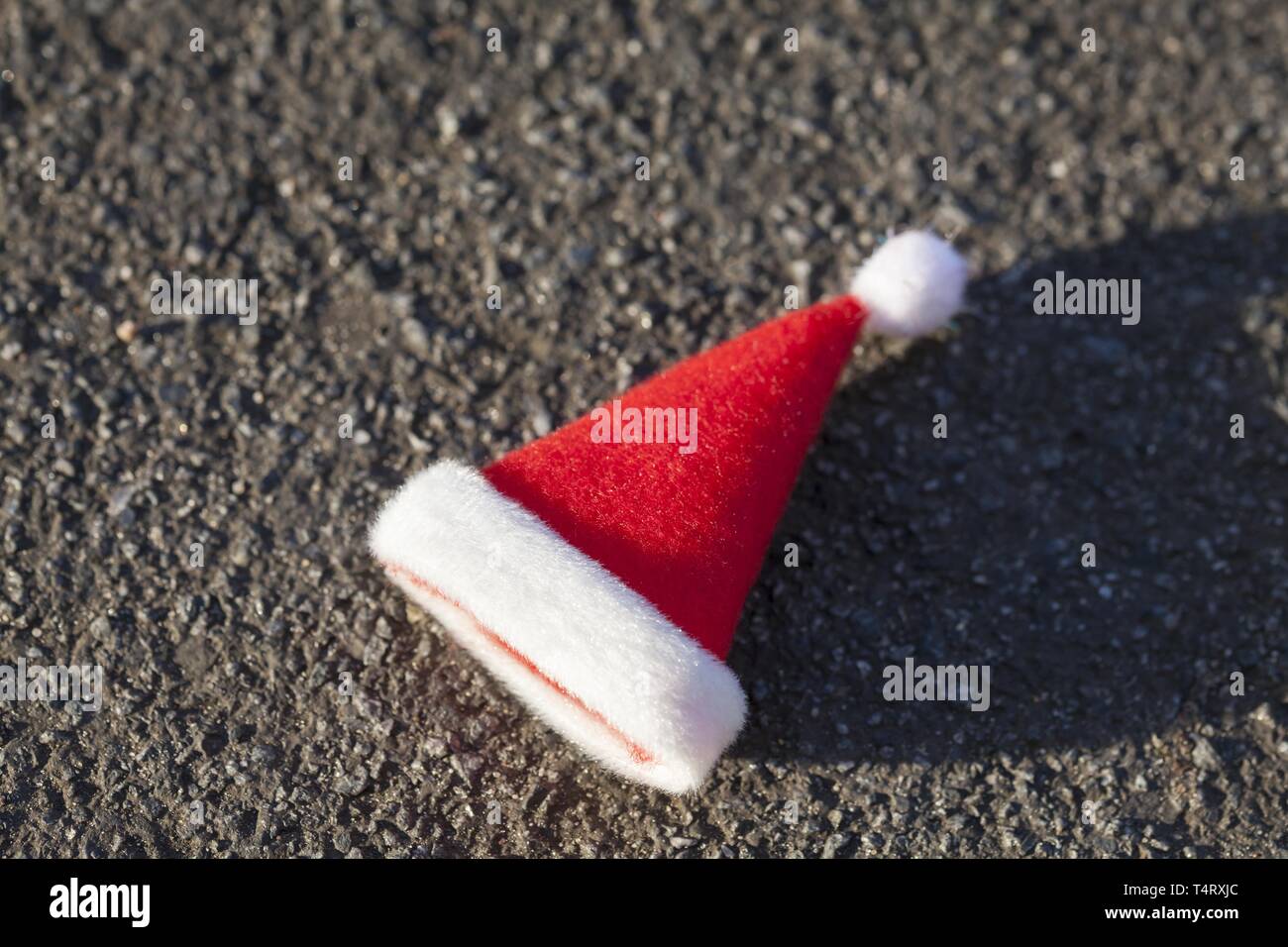 Weihnachtsmann-Mütze auf asphalt Stockfoto