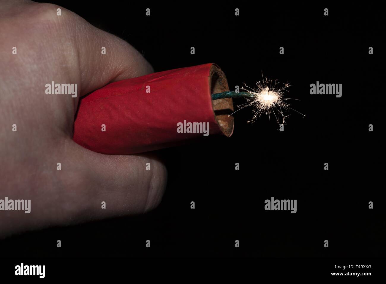 Brennende Feuerwerkskörper in der Hand Stockfoto