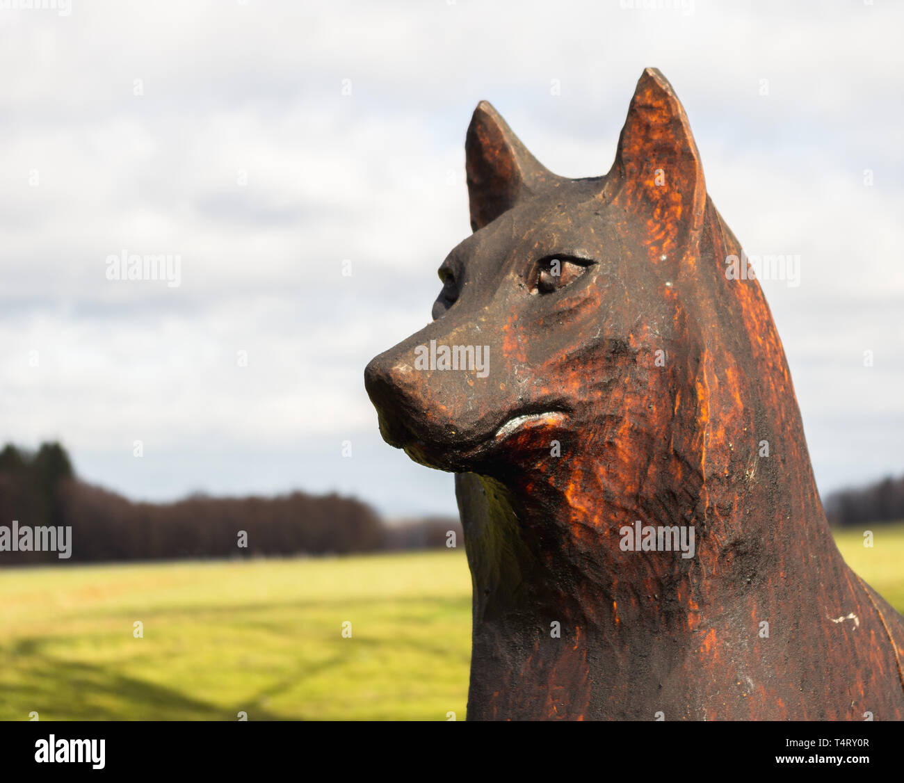 Oberseifersdorf, Sachsen/Deutschland - 9. März 2019. Holz- Wolf statue am Straßenrand der B178 Bundesstraße nach Künstler Günter Schönfelder Stockfoto