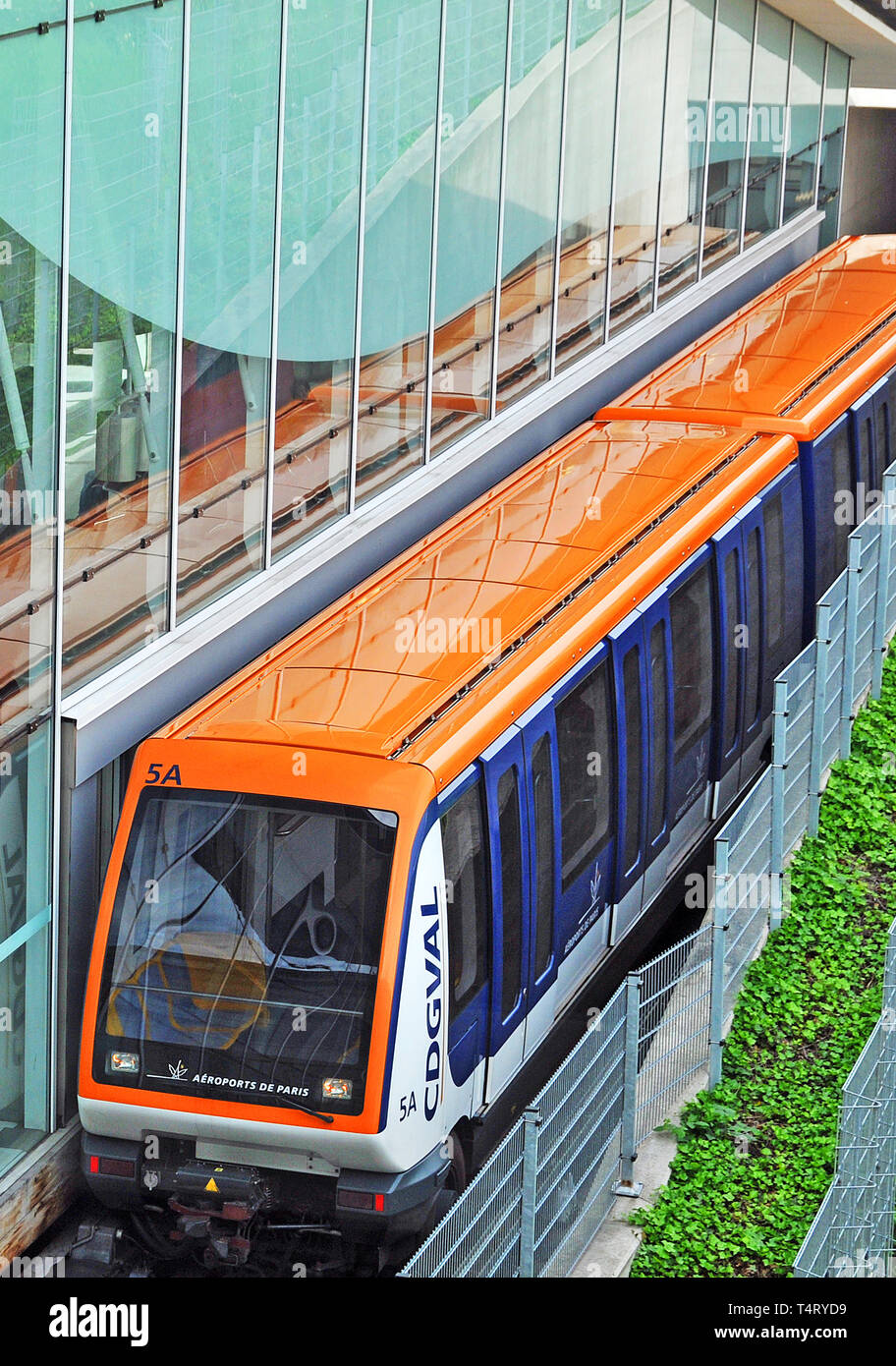 CDGVAL Zug, Roissy Charles De Gaulle Flughafen, Terminal 2, Paris, Frankreich Stockfoto