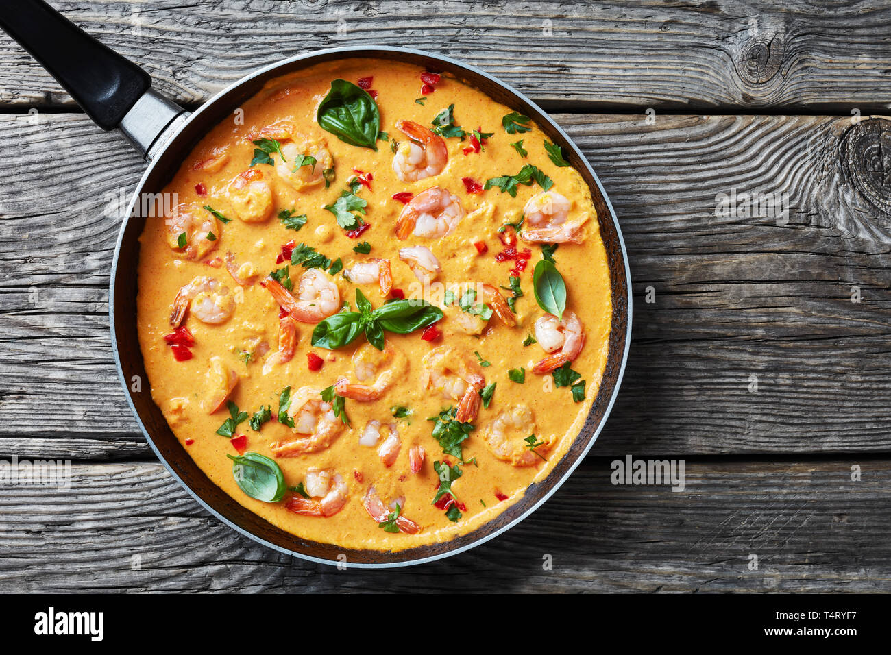 Cremig, und tröstend einen Topf Garnelen in Coconut Sauce mit Blended Gemüse, camarao keine Leite de Coco, Brasilien Rezept, Ansicht von oben, flatlay, Cl Stockfoto