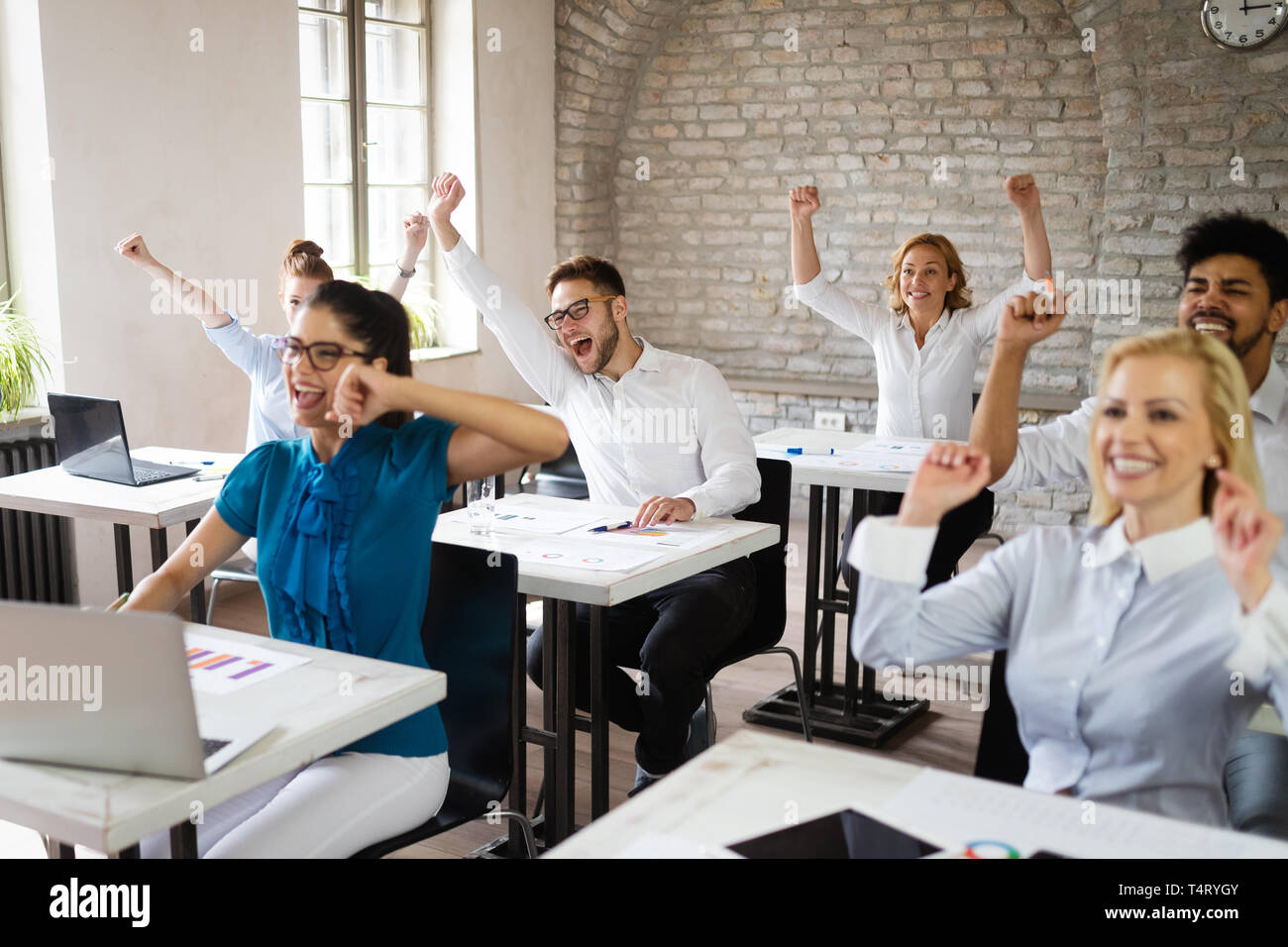 Erfolgreiche glücklichen Gruppe von Menschen lernen Software Engineering und Business während der Präsentation Stockfoto