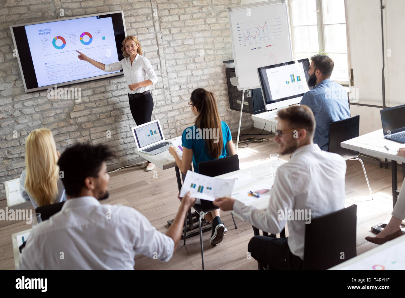 Erfolgreiche glücklichen Gruppe von Menschen lernen Software Engineering und Business während der Präsentation Stockfoto