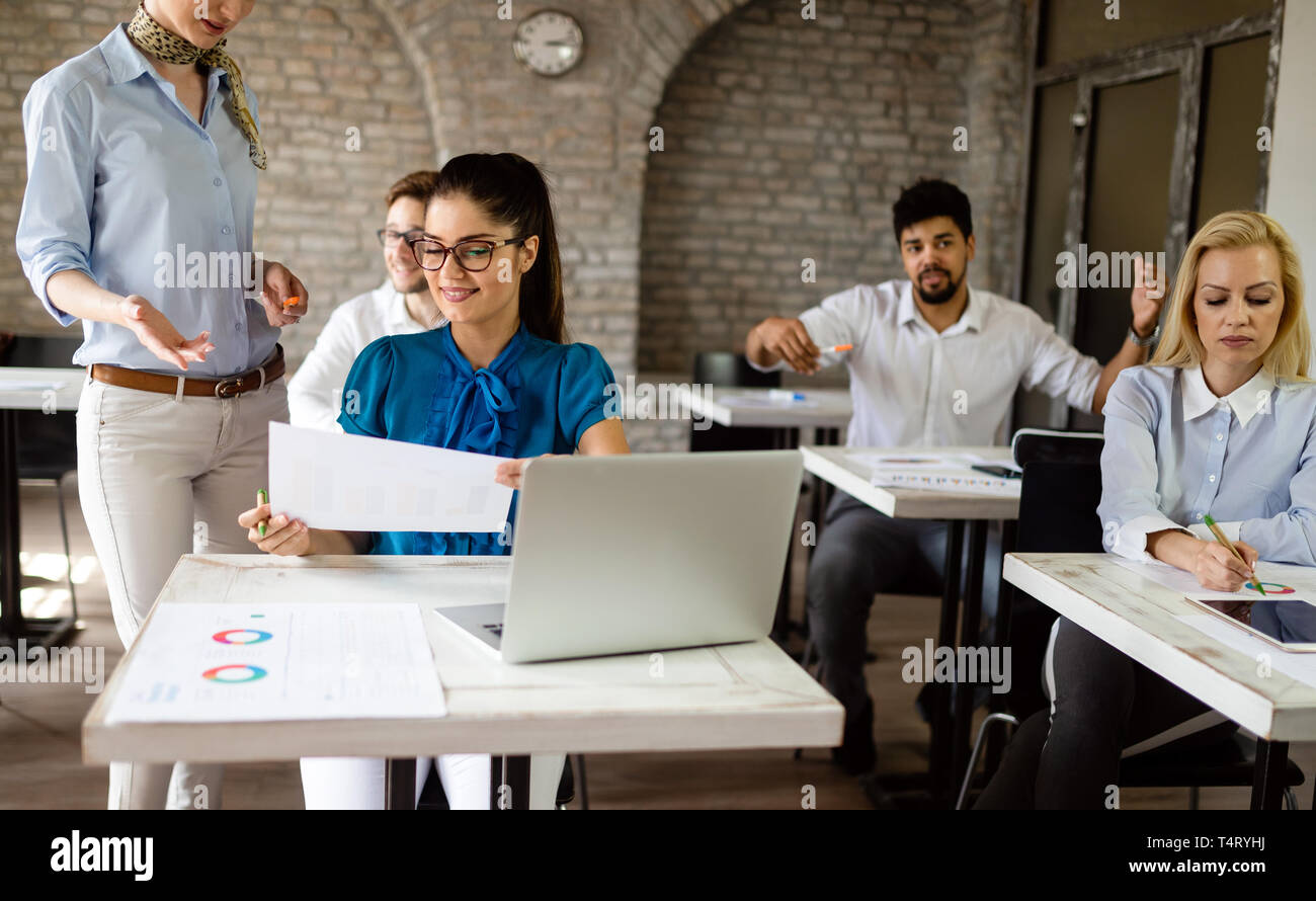 Erfolgreiche glücklichen Gruppe von Menschen lernen Software Engineering und Business während der Präsentation Stockfoto