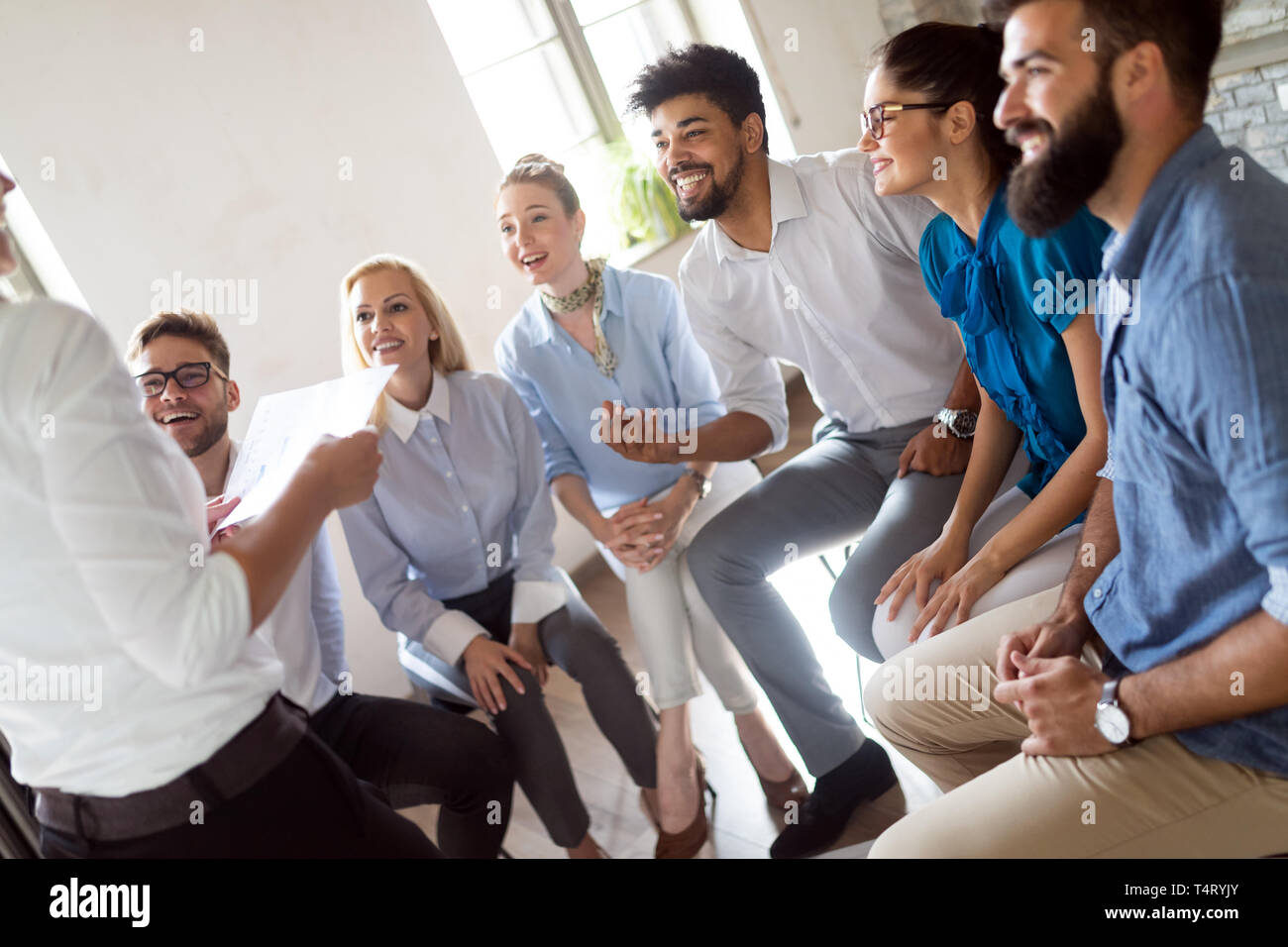 Erfolgreiche glücklichen Gruppe von Menschen lernen Software Engineering und Business während der Präsentation Stockfoto