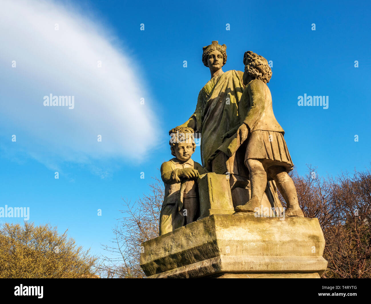 Der Genius der Architektur der Krönung der Theorie und Praxis der Kunst Statue in West Princes Street Gardens Edinburgh Schottland Stockfoto