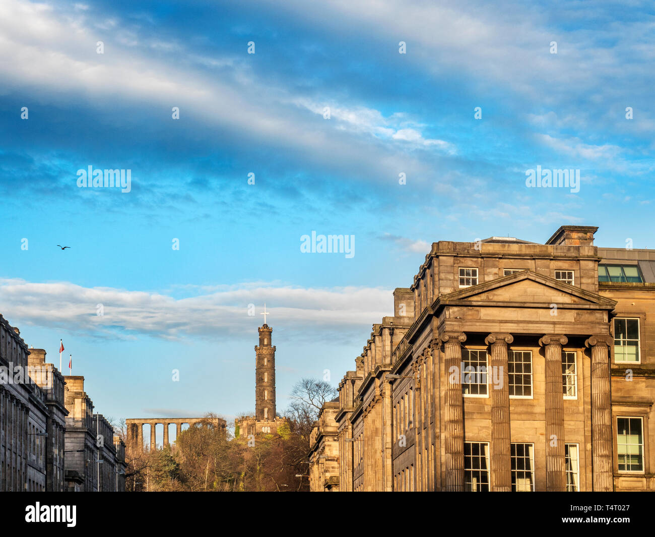 Das National Monument und Nelson Denkmal auf dem Calton Hill von der Princes Street in Edinburgh, Schottland Stockfoto