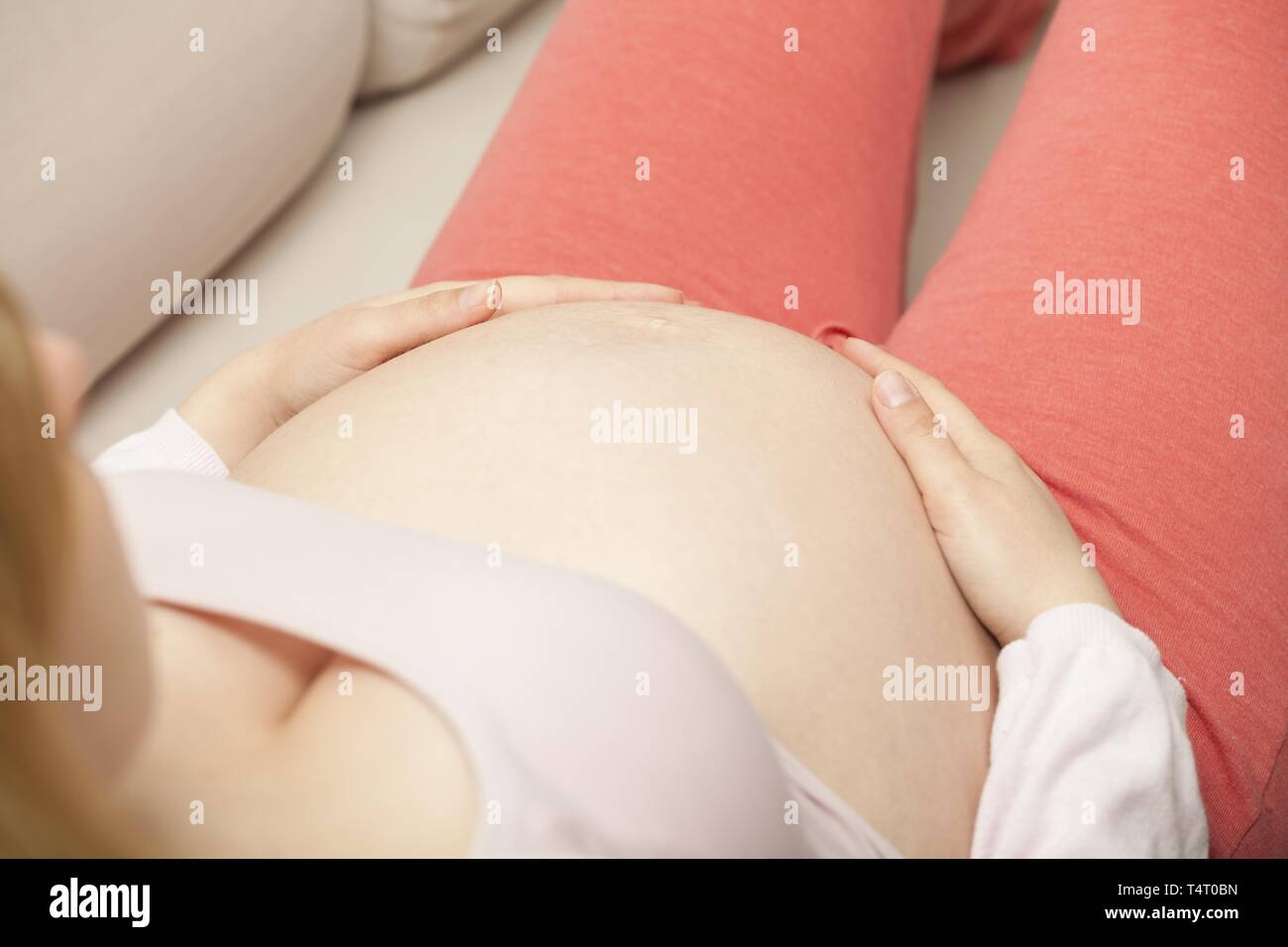 Schwangere Frau hat ihre Hände auf baby Bauch Stockfoto