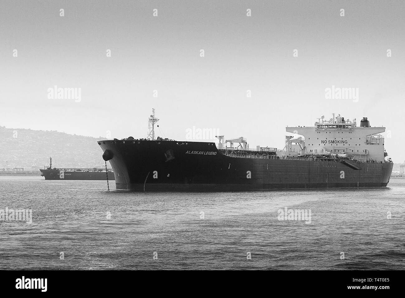 Schwarz-weiß Foto von den riesigen supertanker (Rohöl Tanker), ALASKAN LEGENDE, vor Anker im Hafen von Long Beach, Kalifornien, USA. Stockfoto