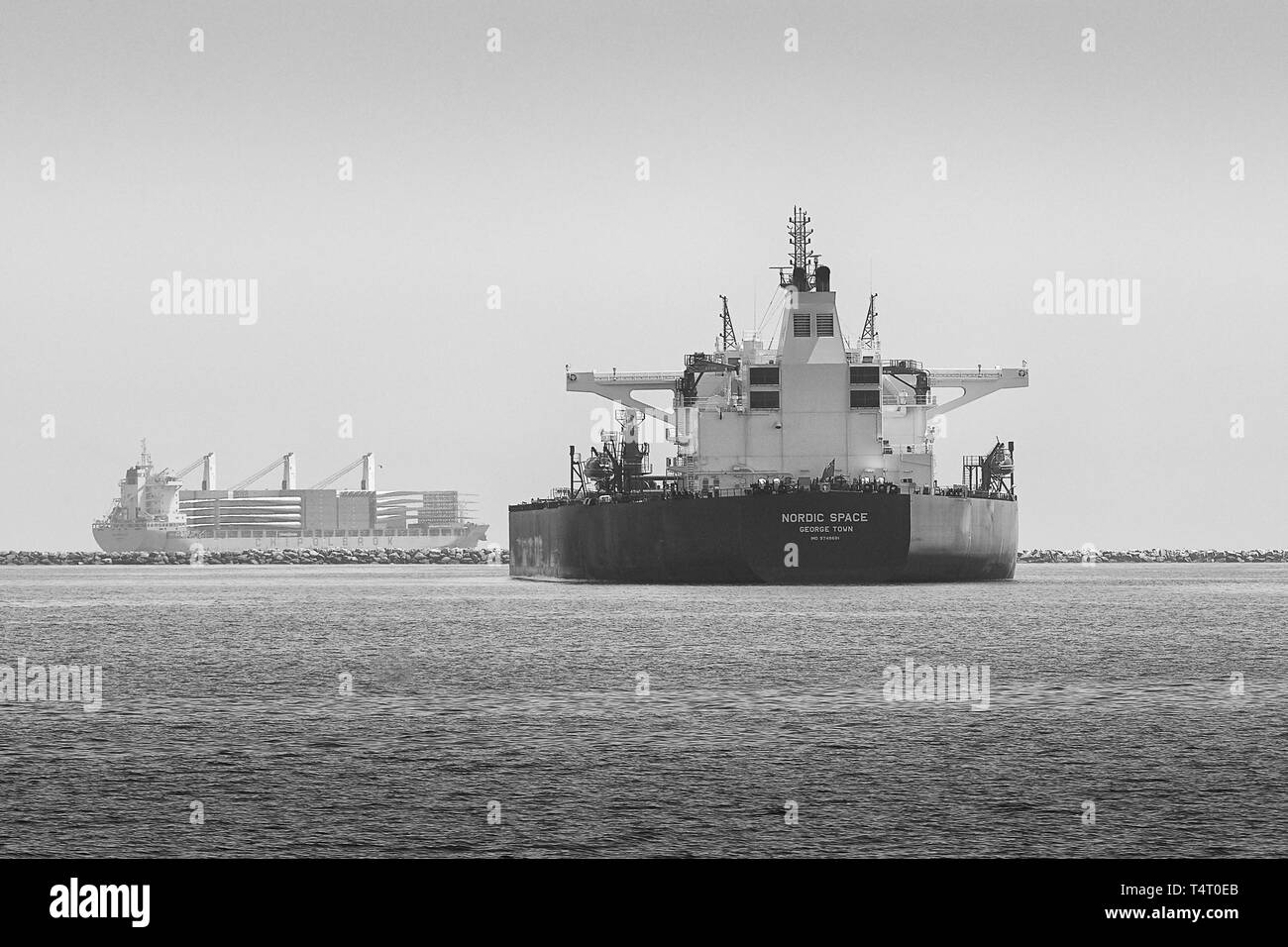 Schwarz-weiß Foto von den riesigen supertanker (Rohöl Tanker), nordischen Raum, in den Hafen von Long Beach, Kalifornien, USA verankert. Stockfoto