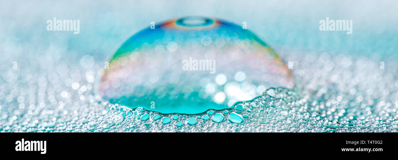 Sauber blau Seifenblasen und Seifenlauge Stockfoto