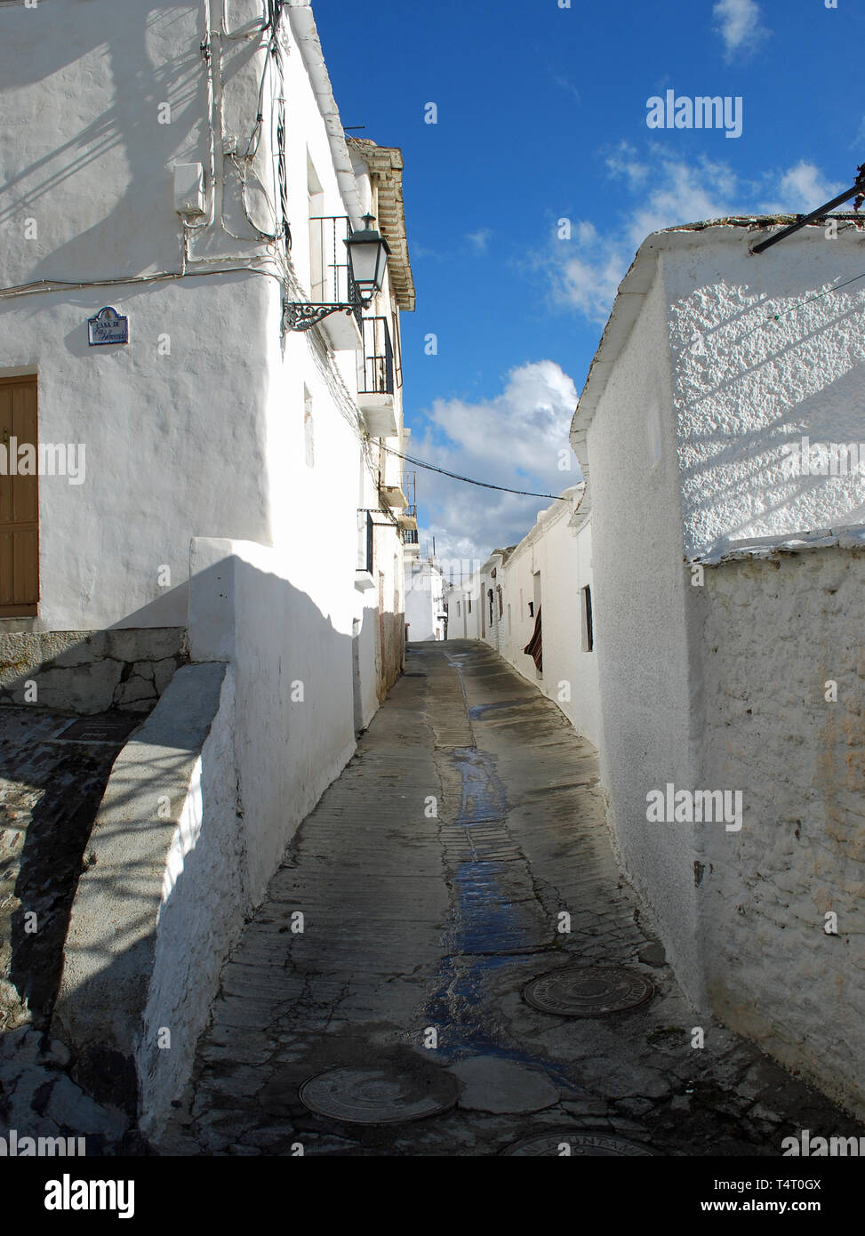 Eine Straße in der historischen Bergdorf Capileira in der La Alpurrara Region der Berge der Sierra Nevada, Granada, Andalusien, Spanien. Stockfoto