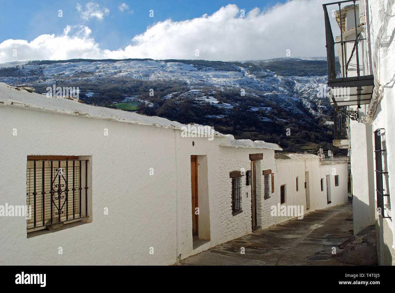 Eine Straße in der historischen Bergdorf Capileira in der La Alpurrara Region der Berge der Sierra Nevada, Granada, Andalusien, Spanien. Stockfoto