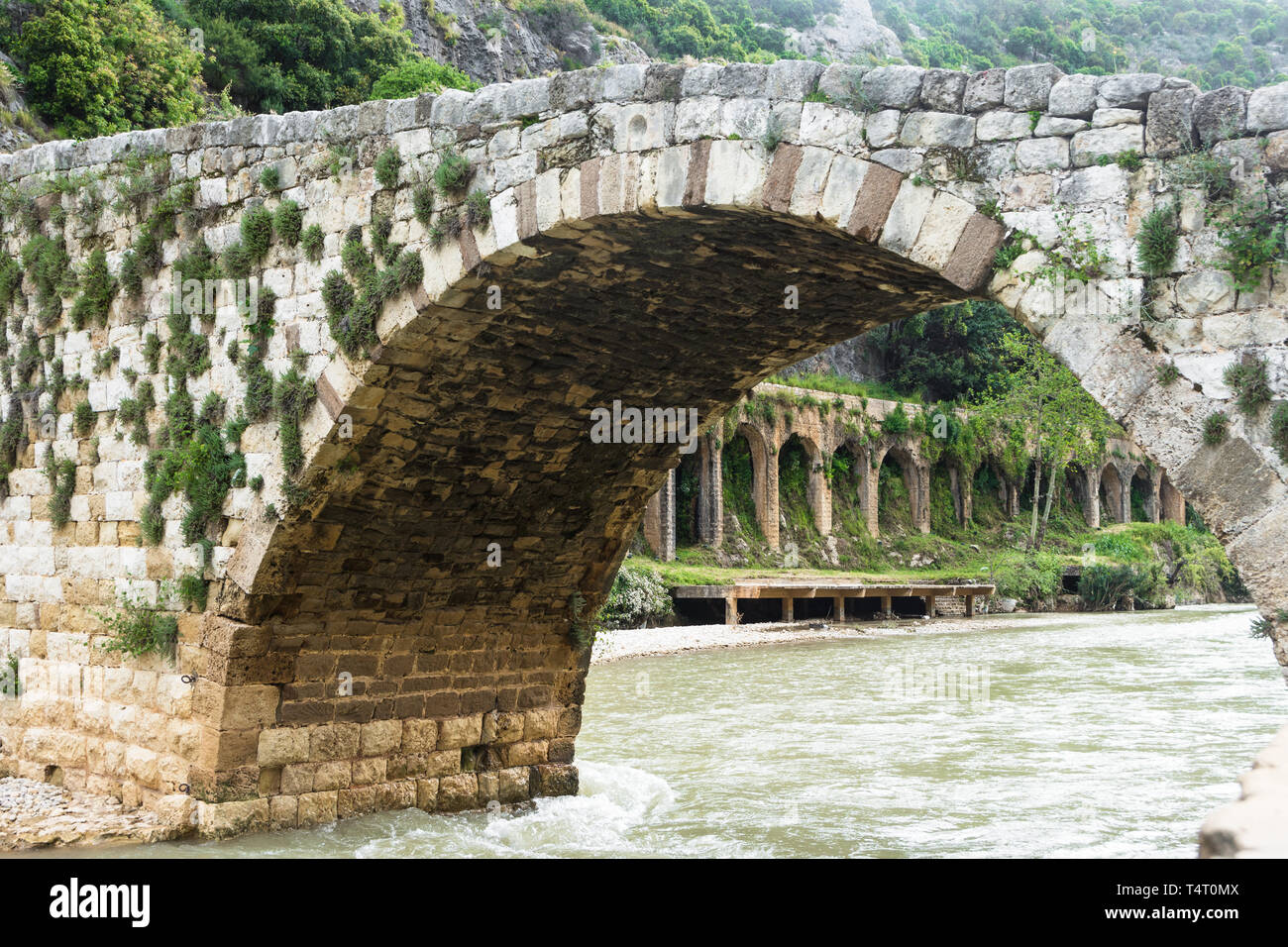 Die alte Mamluk steinerne Brücke und den 17 Bögen römische Aquädukt in Nahr el-Kalb, Libanon Stockfoto