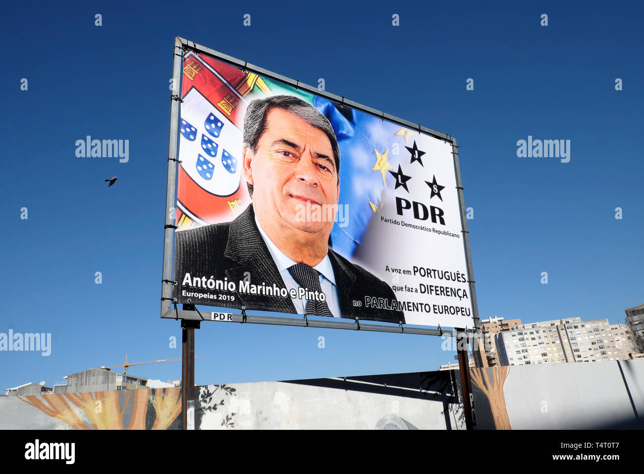 Die Politikerin António Marinho e Pinto MEP Portugal - Plakatwand der Partido Democrático Republicano PDR im Stadtzentrum von Porto, Portugal Europa EU KATHY DEWITT Stockfoto