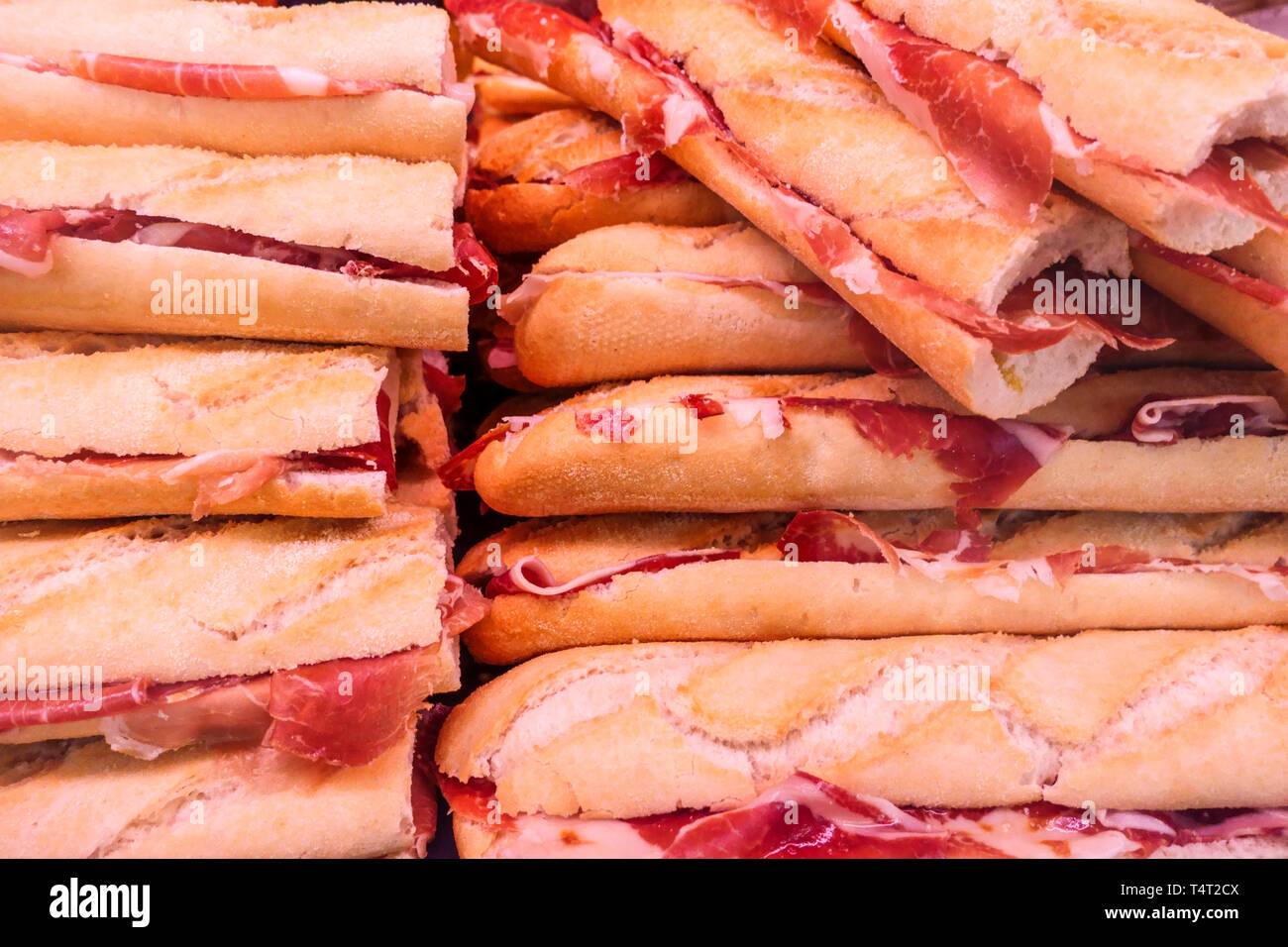 Spanisch Sandwich, bocadillo de Jamon, Fast Food stall, Schinken auf Brot Sandwiches, Spanien Stockfoto