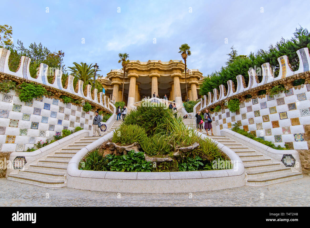 Der Drache und die Treppe des Park Güell in Barcelona, Spanien Stockfoto