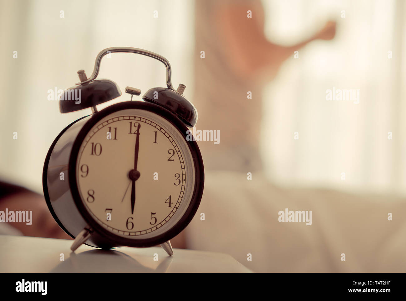 Man wachte früh die Uhr zeigt 6 Uhr Stockfoto