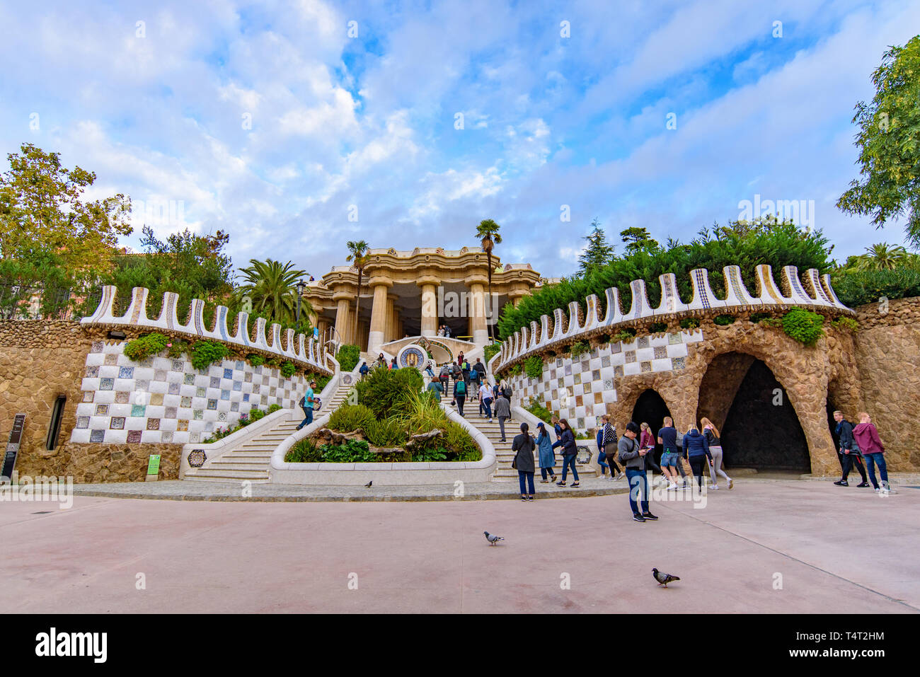 Der Drache und die Treppe des Park Güell in Barcelona, Spanien Stockfoto