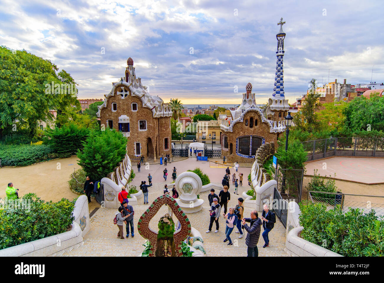 Der Drache und die Treppe des Park Güell in Barcelona, Spanien Stockfoto