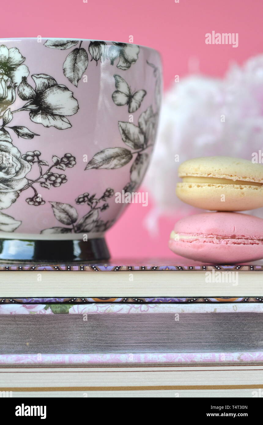 Elegant Gestalteten weiblichen Desktop - Entspannung, Lesen, kreatives Schreiben, Lernen und Journaling Konzept mit rosa Pfingstrosen, Obst Kaffee schickes Zubehör Stockfoto