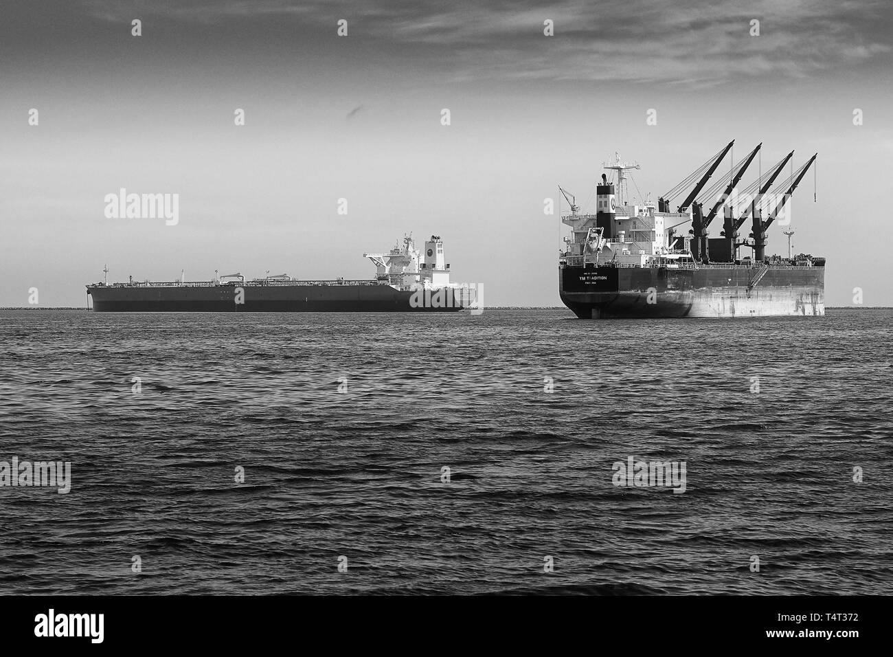 Schwarz-weiß Foto Der Bulk Carrier, YM Tradition und der Supertanker, Eagle Varna, Im Hafen von Long Beach, Kalifornien verankert. USA. Stockfoto