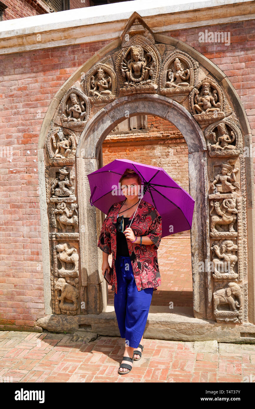 Weibliche Touristen in türdurchgang Patan Durbar Square in Kathmandu, Nepal Stockfoto