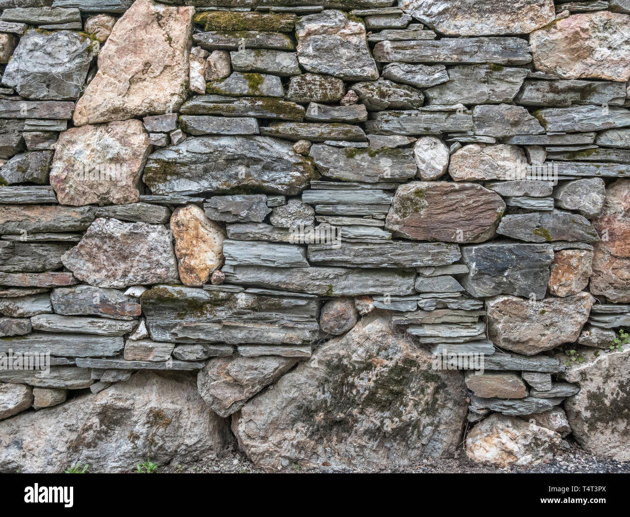 Zufällig stein Wand gelegt. Metapher planlos, eneven, unregelmäßig, Variable, Stockfoto