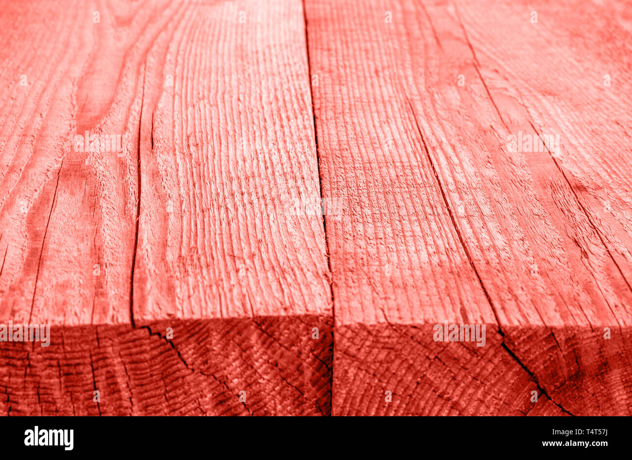 Rauhen Holzbrettern, Hintergrund toning in lebende Koralle Farbe für das Jahr 2019 Stockfoto