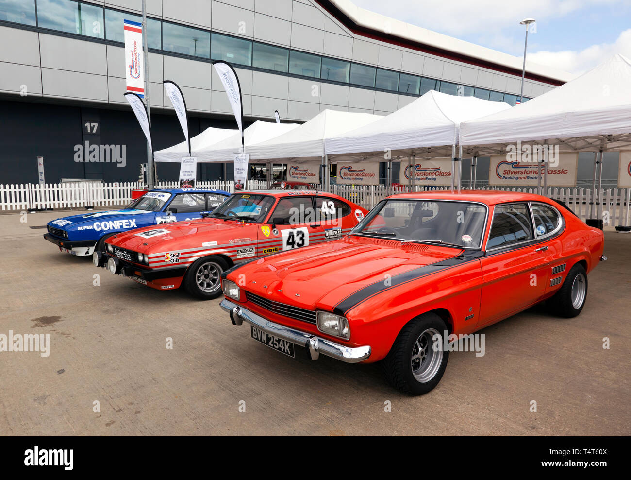 Ford Capri's auf Anzeige in der Internationalen Paddock, Teil von der 50-Jahr-Feier im Jahr 2019 Silverstone Classic Media Day Stockfoto