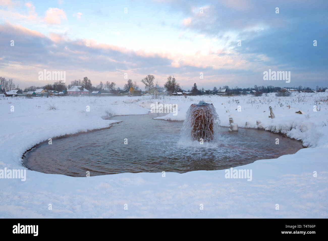 Ansicht des Tsaritsyn Mineralquelle an einem Abend im Januar. Staraja Russa, Russland Stockfoto