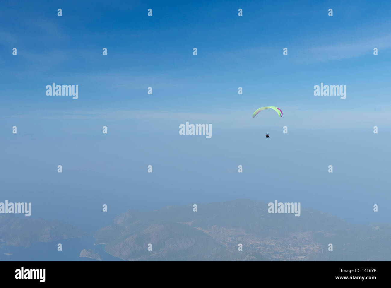 Gleitschirm hoch in den Himmel in Oludeniz, Türkei Stockfoto