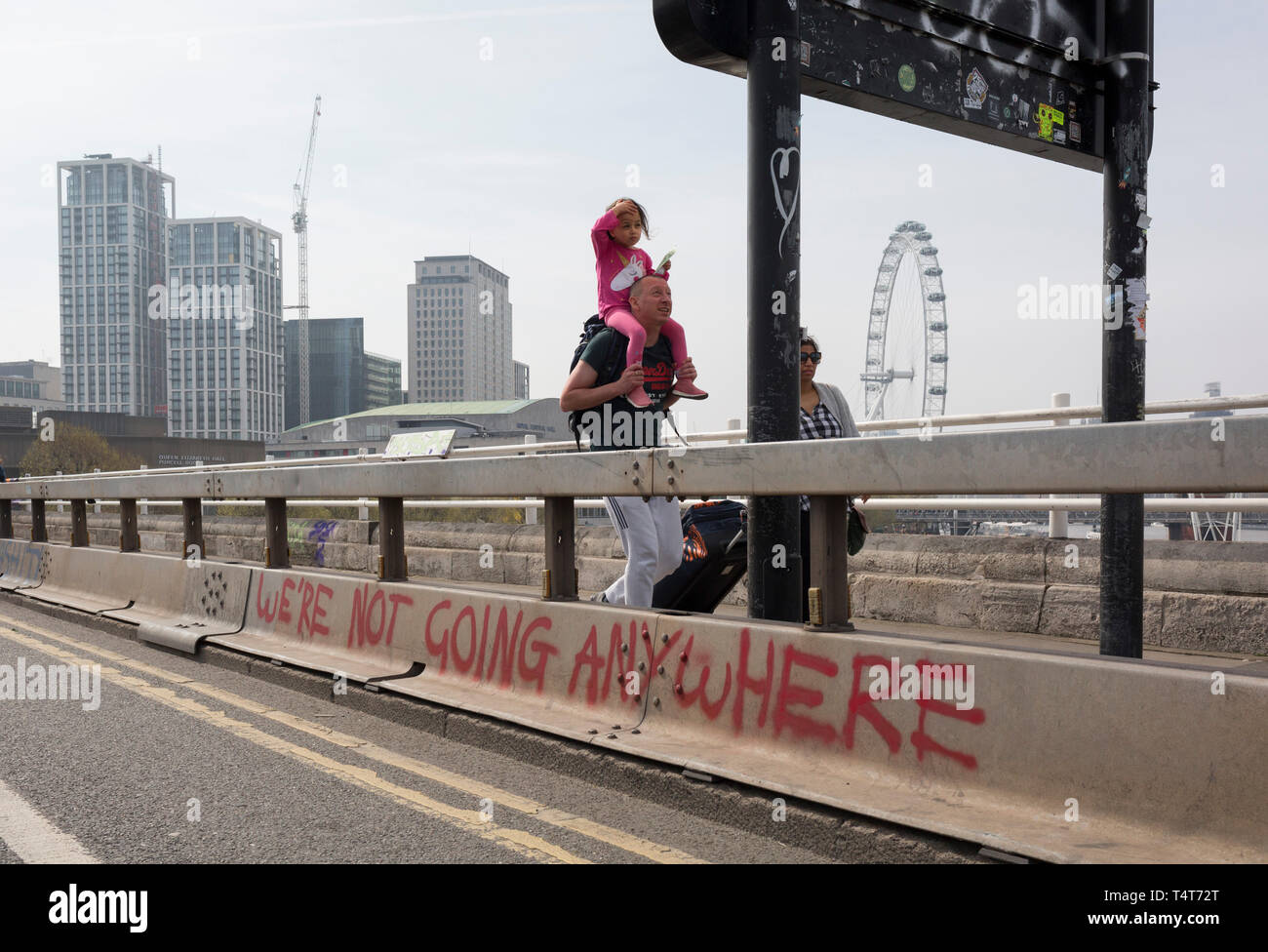 Pendler und Besucher zu Fuß über die Waterloo Bridge an Tag 4 von Protesten durch Klimawandel Umweltschützer mit Druck Gruppe Aussterben Rebellion, am 18. April 2019 in London, England. Stockfoto