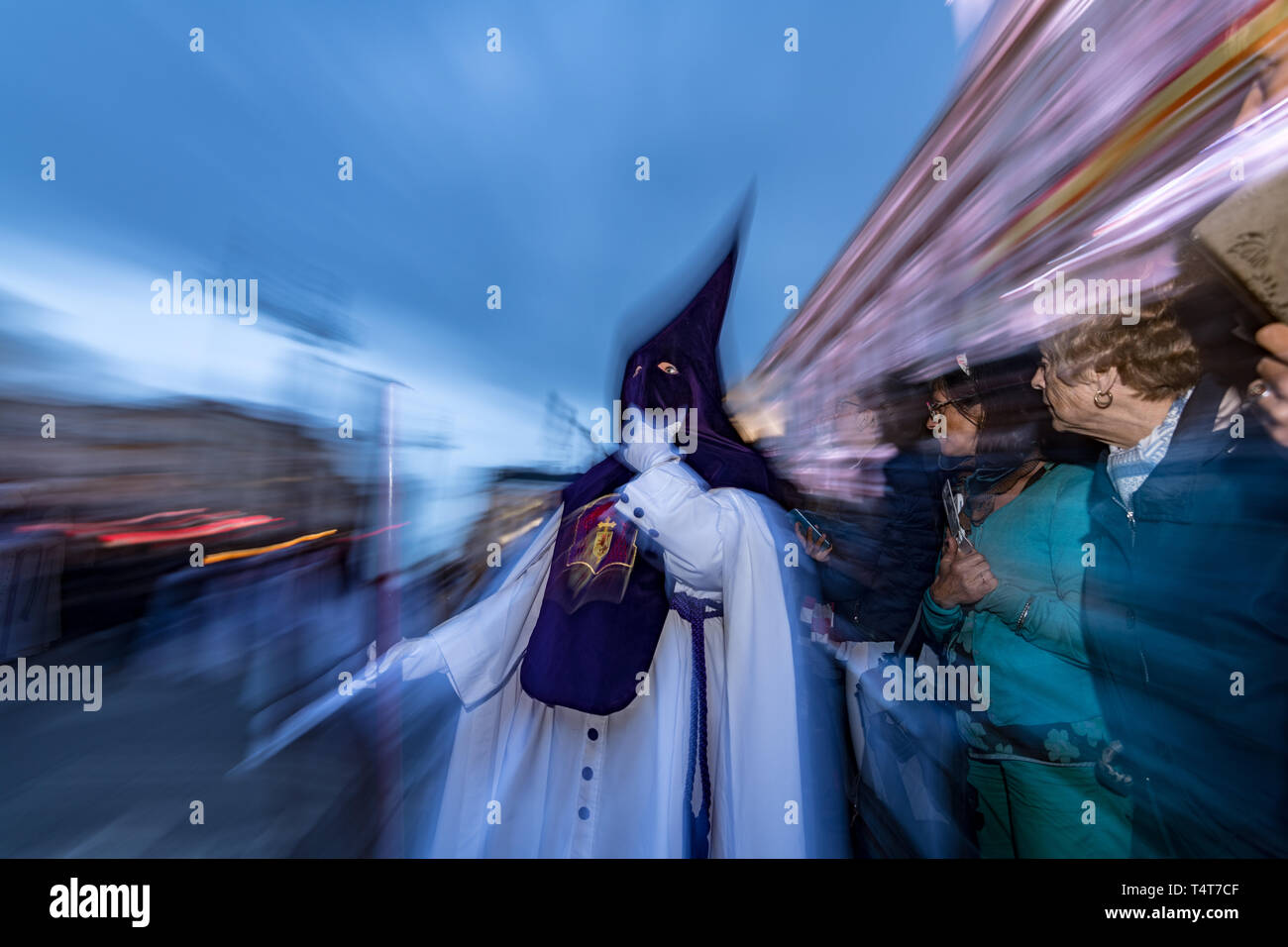 Katholiken tragen capirotes, Umhänge und Hauben, Zugehörigkeit zu der Bruderschaft von Los Gitanos (Zigeuner) nehmen an der Prozession der Buße, durch die Stockfoto