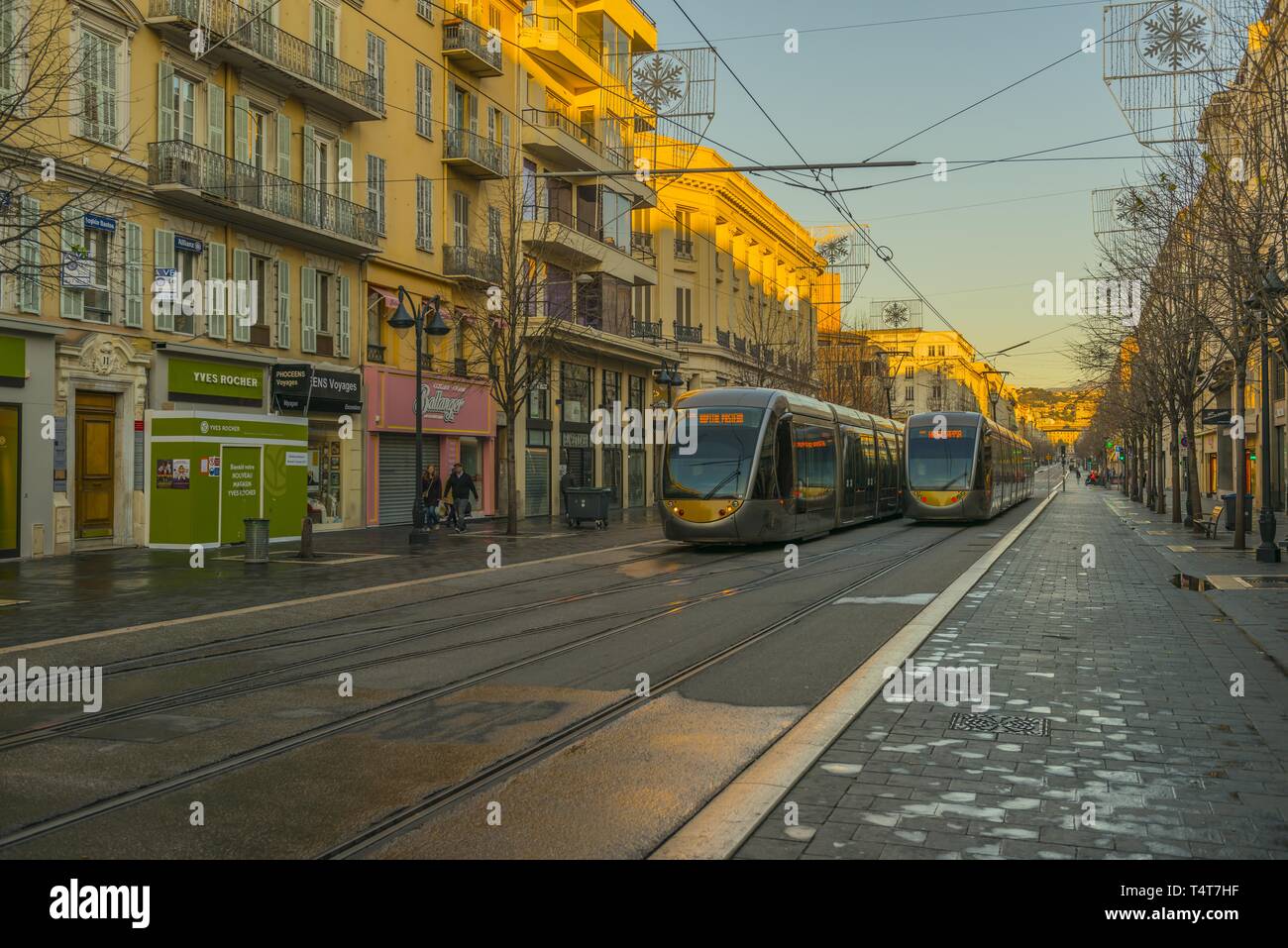 Hauptstraße mit Straßenbahn und Gebäude, Nizza, Provence-Alpes-Côte d'Azur, Frankreich Stockfoto