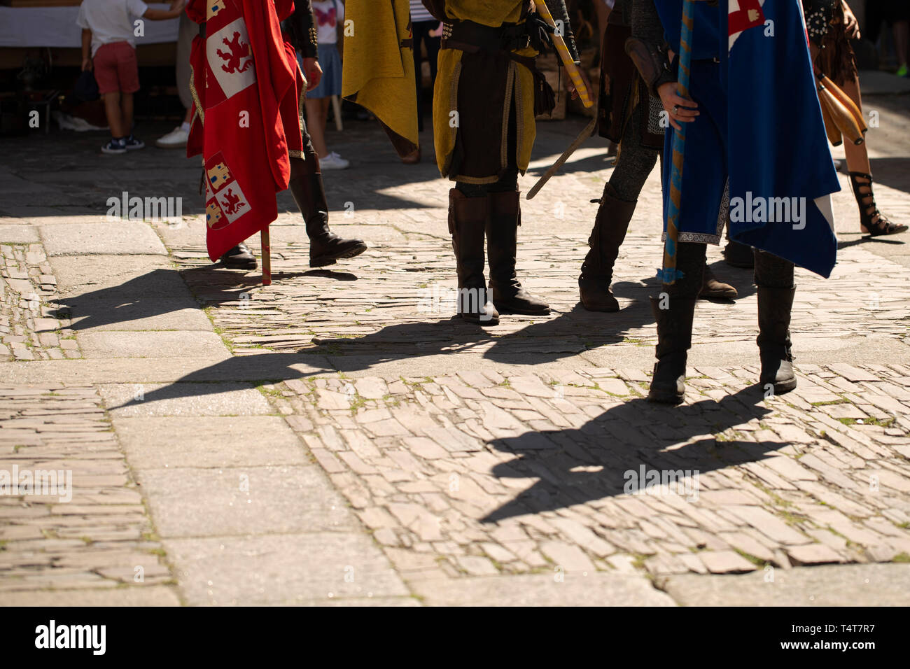 Leute verkleidet wie mittelalterliche Soldaten Stockfoto