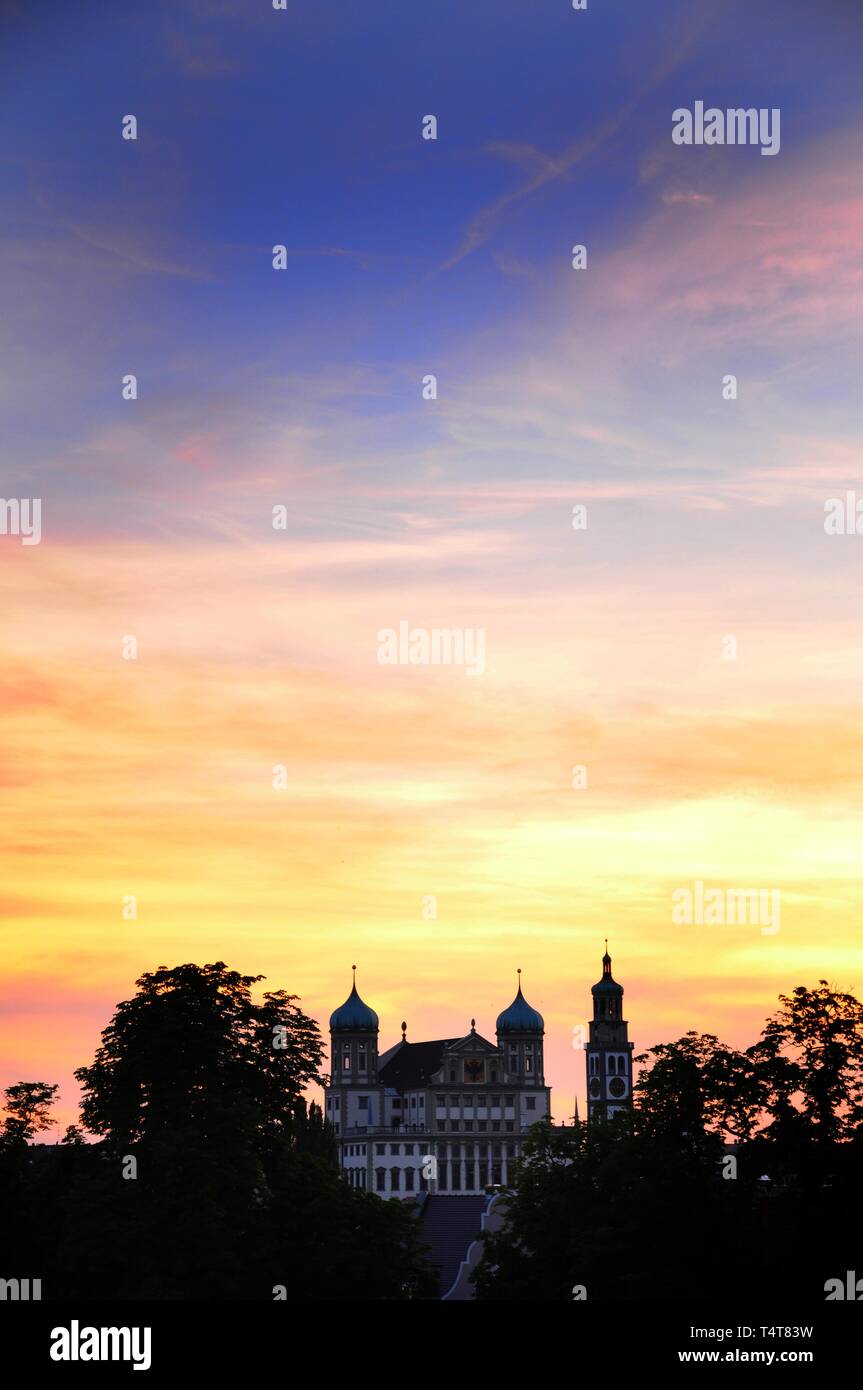 Blick auf das Augsburger Rathaus mit Perlach Turm bei Sonnenuntergang, Augsburg, Schwaben, Bayern, Deutschland, Europa Stockfoto