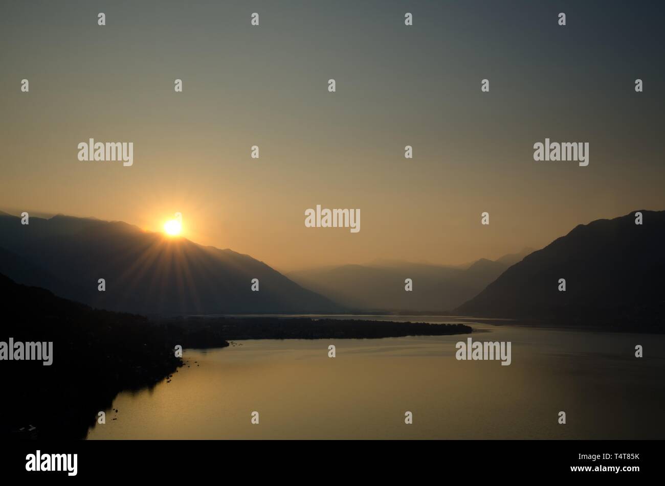 Sonnenaufgang über dem Berg- und alpinen See Lago Maggiore, Tessin, Schweiz Stockfoto