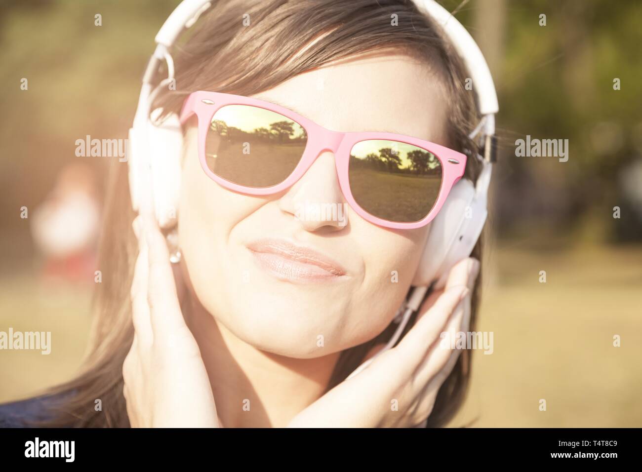 Junge Frau hört Musik, Deutschland Stockfoto