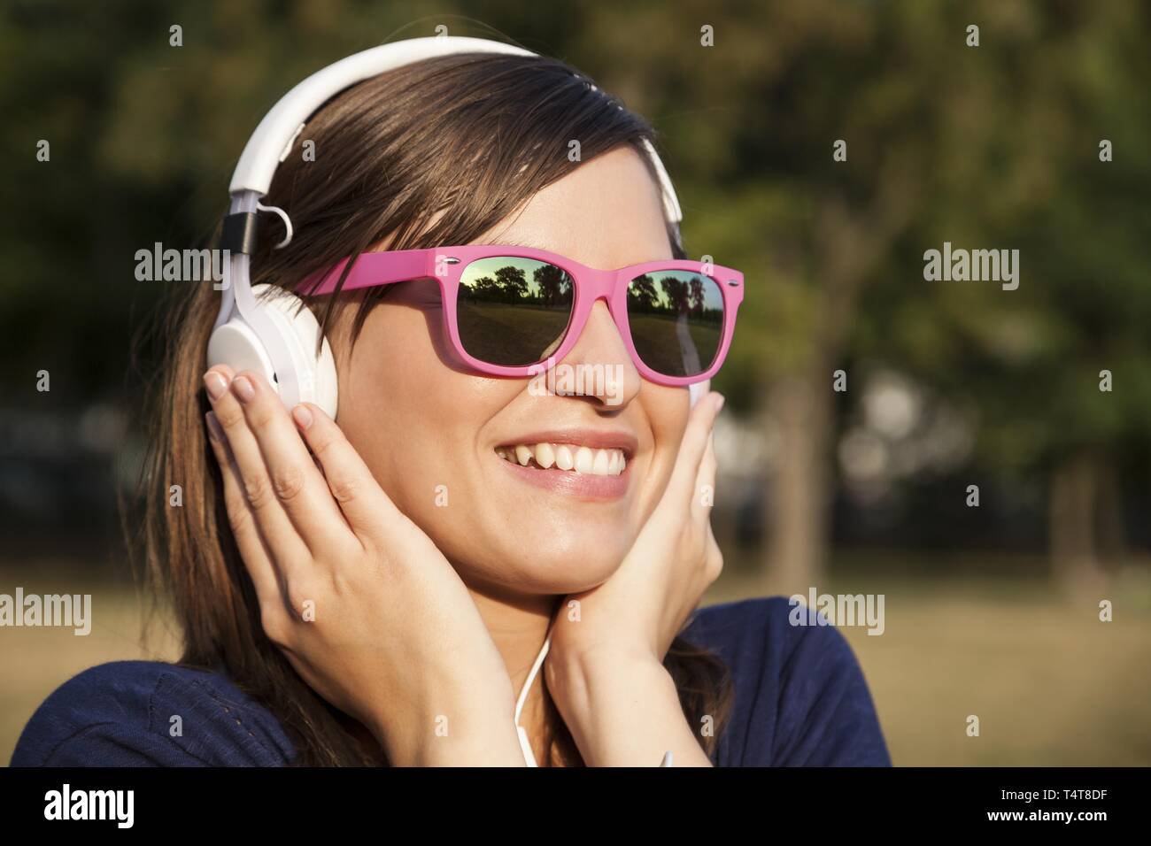 Junge Frau hört Musik, Deutschland Stockfoto