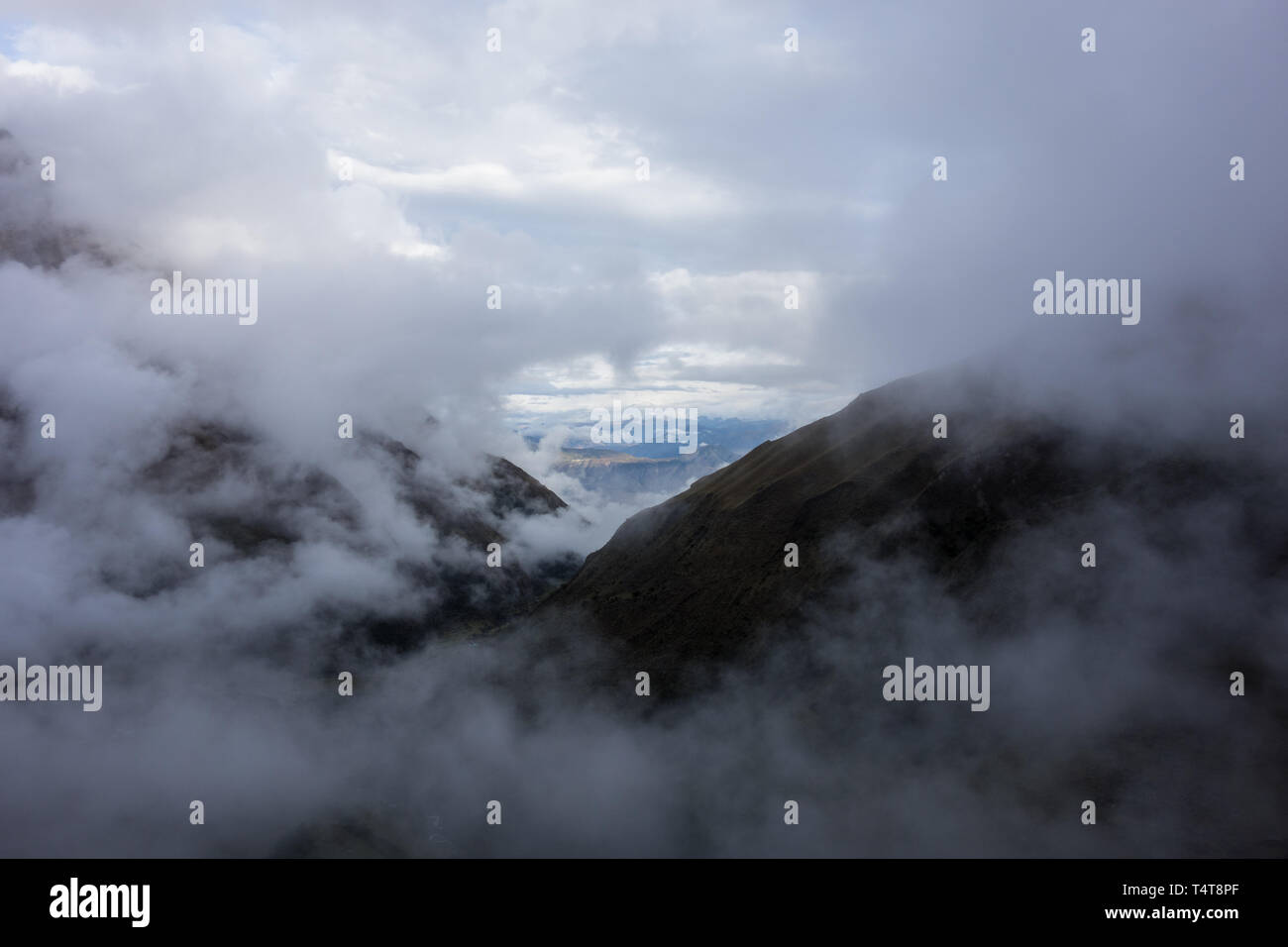 Mystische Wolken öffnet ein kleines Fenster auf dem Salkantay Trek nach Machu Picchu, Peru Stockfoto
