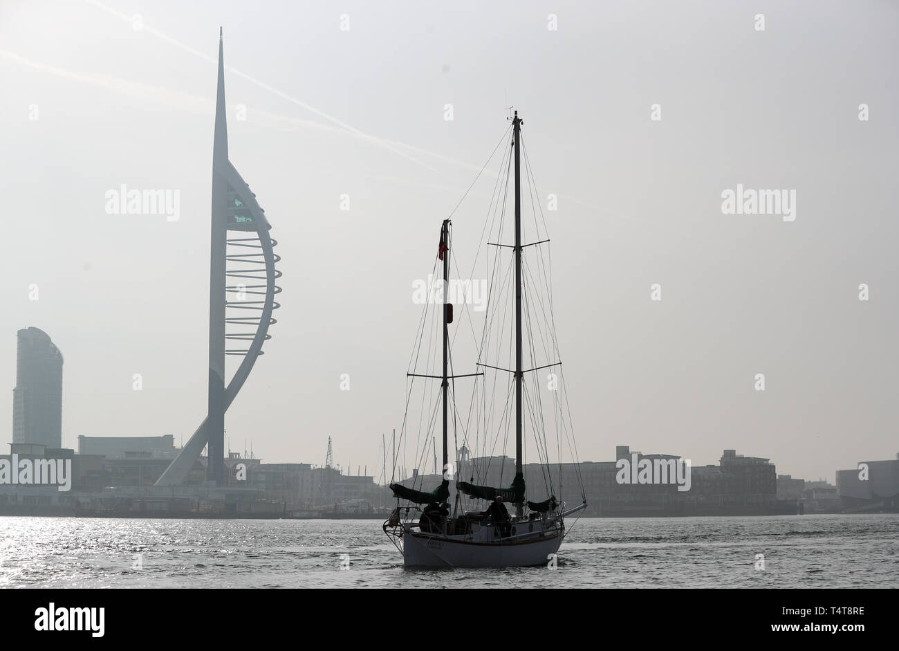 Sir Robin Knox-Johnson's Boat in der Premier Marina, Gosport, setzt Segel für Falmouth an der 50-Jahr-Feier seiner Fertigstellung des ersten solo Non-stop-Weltumrundung. Stockfoto