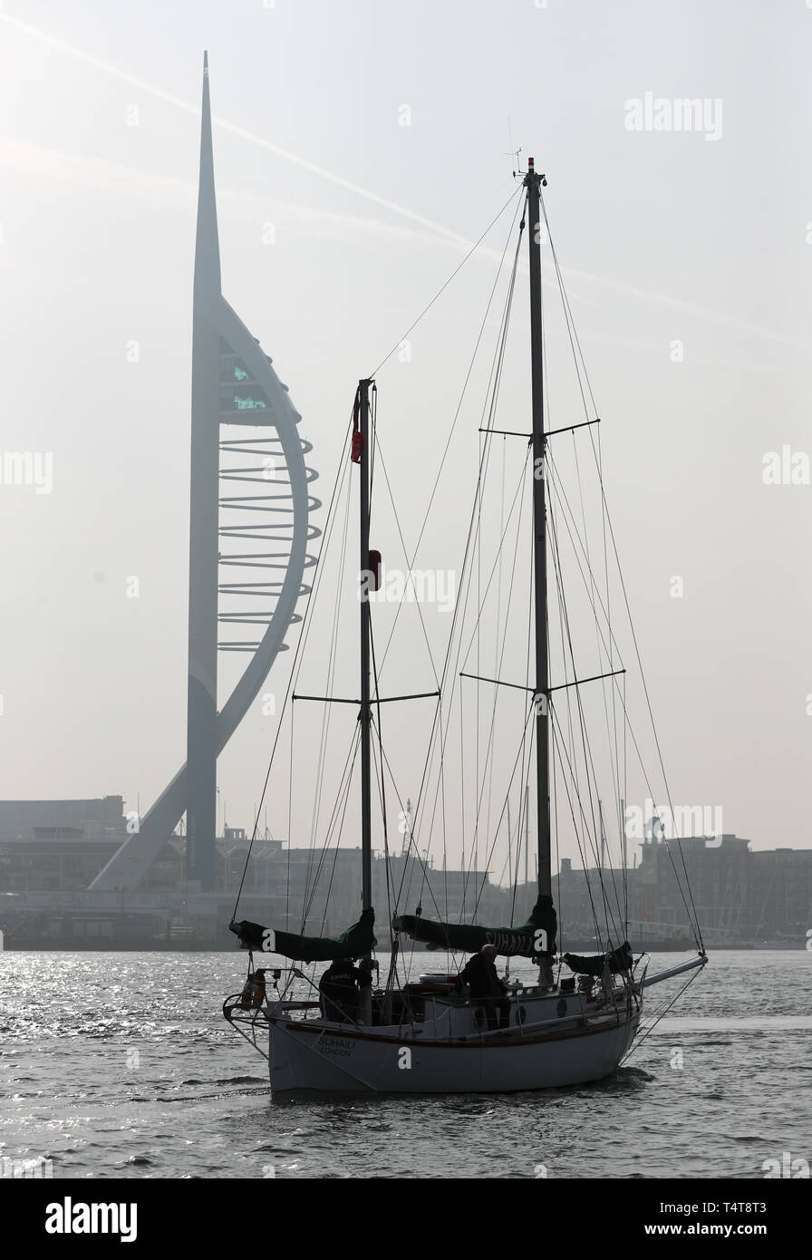 Sir Robin Knox-Johnson's Boat in der Premier Marina, Gosport, setzt Segel für Falmouth an der 50-Jahr-Feier seiner Fertigstellung des ersten solo Non-stop-Weltumrundung. Stockfoto