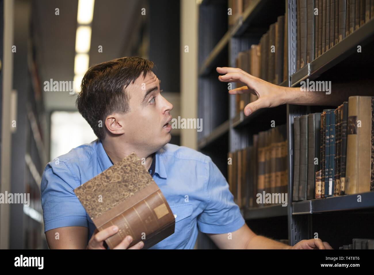 Schüler wird in einer Bibliothek. Stockfoto