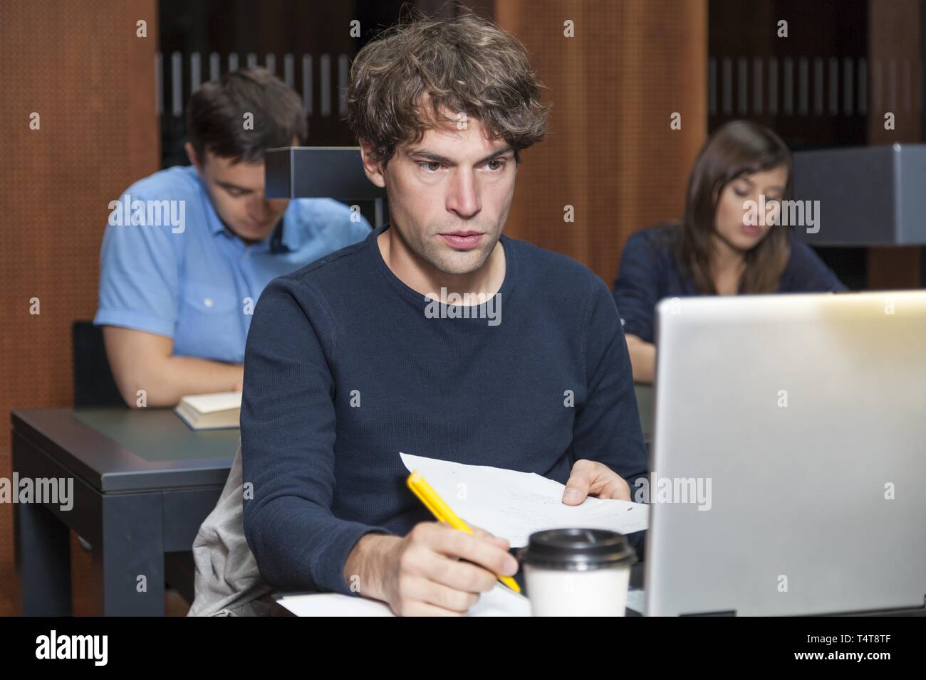 Schüler arbeiten am laptop Stockfoto