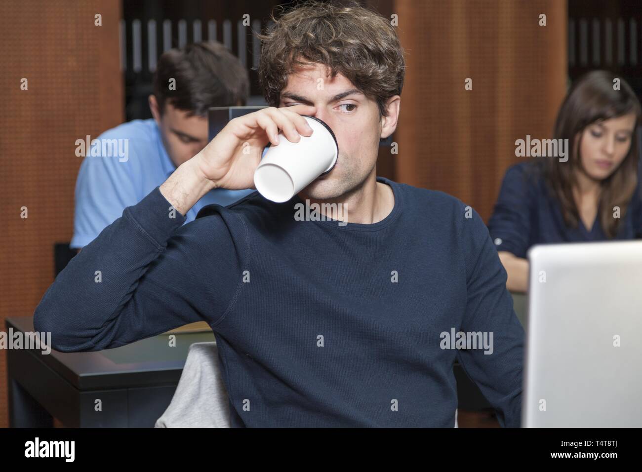 Schüler trinken Kaffee Stockfoto
